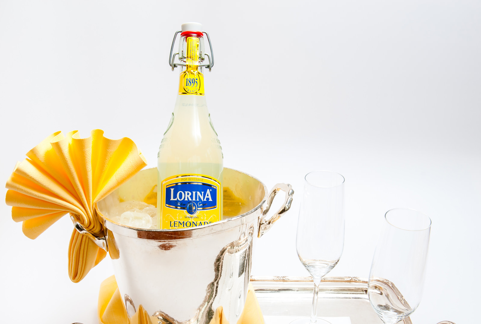 Non-Alcoholic parking Lemonade Paired With or Without Strawberries